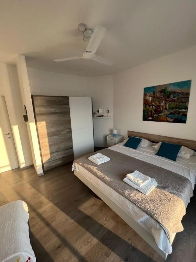 סווטי יוראי Blue Art Apartment מראה חיצוני תמונה